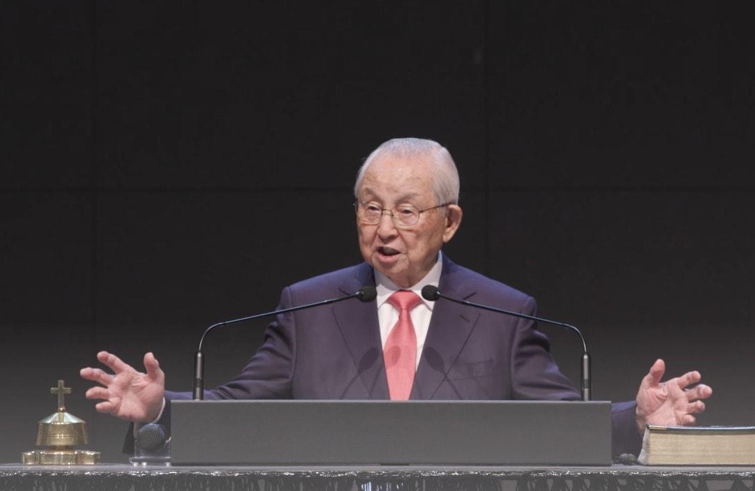 본문 이미지 - 극동방송 이사장 김장환 목사가  지난 20일 수원 영통구 원천침례교회에서 열린 주일예배에서 설교하고 있다. ( 원천침례교회 설교영상 갈무리)