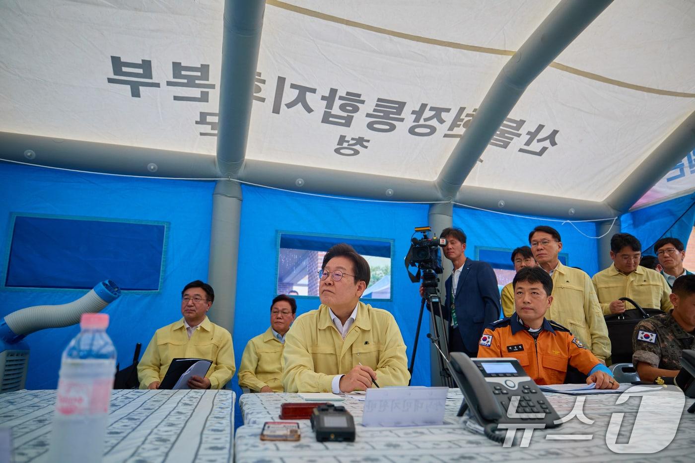 이재명 대통령이 21일 경남 산청군 산청읍 행정복지센터 앞에 마련된 호우 피해 통합지원본부에서 보고를 받고 있다. (대통령실 제공. 재판매 및 DB 금지) 2025.7.21/뉴스1 ⓒ News1 허경 기자