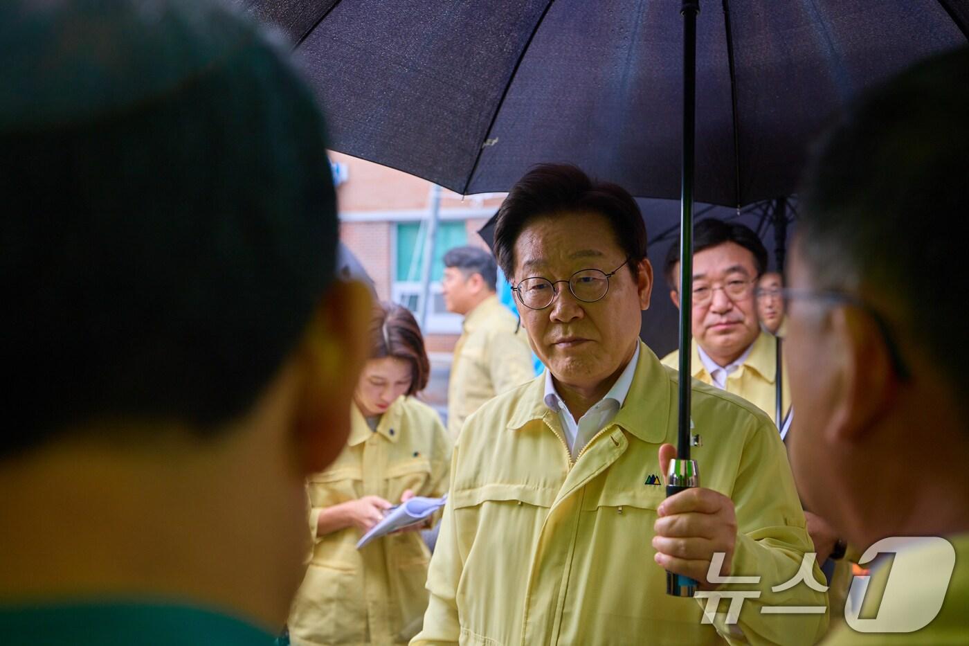 이재명 대통령이 21일 기록적인 폭우가 쏟아진 경남 산청군 산청읍 부리마을에서 피해 상황을 점검하고 있다. (대통령실 제공. 재판매 및 DB 금지) 2025.7.21/뉴스1 ⓒ News1 허경 기자
