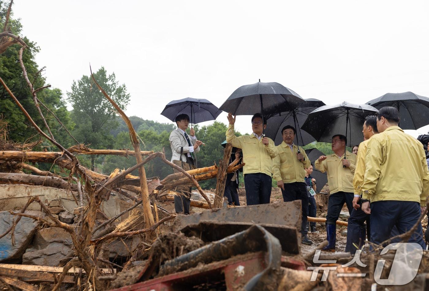 이재명 대통령이 록적인 폭우가 쏟아졌던 경남 산청군 산청읍 부리마을에서 피해 상황을 점검하고 있다. &#40;대통령실 제공. 재판매 및 DB 금지&#41; 2025.7.21/뉴스1 ⓒ News1 허경 기자