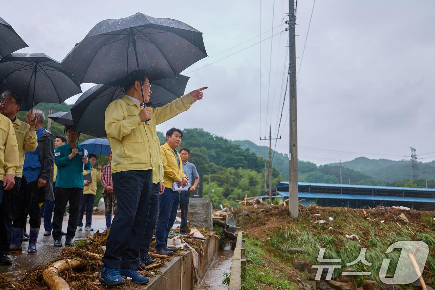 이재명 대통령이 21일 기록적인 폭우가 쏟아진 경남 산청군 산청읍 부리마을에서 피해 상황을 점검하고 있다. (대통령실 제공. 재판매 및 DB 금지) 2025.7.21/뉴스1 ⓒ News1 허경 기자