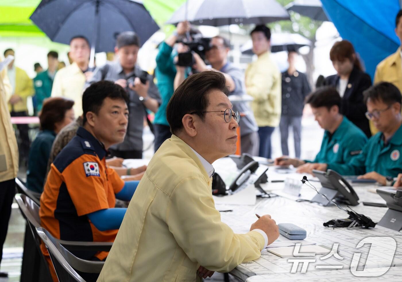 이재명 대통령이 지난 7월 21일 경남 산청군 산청읍 행정복지센터 앞에 마련된 호우 피해 통합지원본부에서 보고를 받고 있다. (대통령실 제공. 재판매 및 DB 금지) 2025.7.21/뉴스1 ⓒ News1 허경 기자