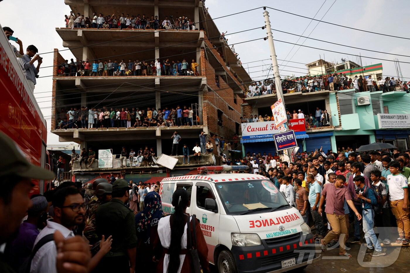 21일(현지시간) 방글라데시 마일스톤 스쿨 앤드 칼리지 캠퍼스에 공군 훈련기가 추락해 최소 19명이 사망했다. 2025.7.21. ⓒ 로이터=뉴스1
