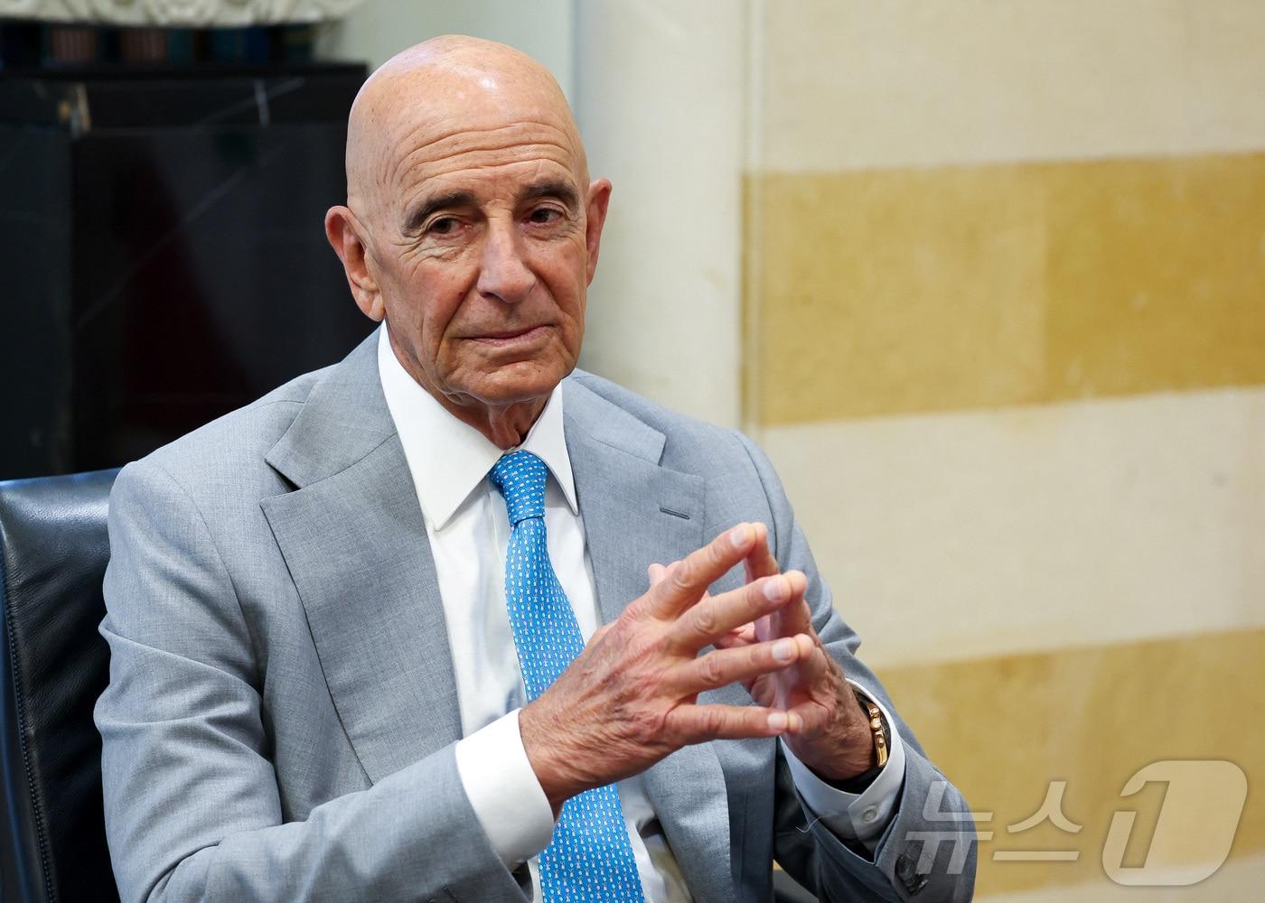 본문 이미지 - 토머스 배럭 튀르키예 주재 미국 대사 겸 시리아 특사가 21일&#40;현지시간&#41; 레바논 수도 베이루트에서 나와프 살람 레바논 총리와 만나 면담한 뒤 기자회견에 나서고 있다. 2025.7.21 ⓒ 로이터=뉴스1 ⓒ News1 강민경 기자