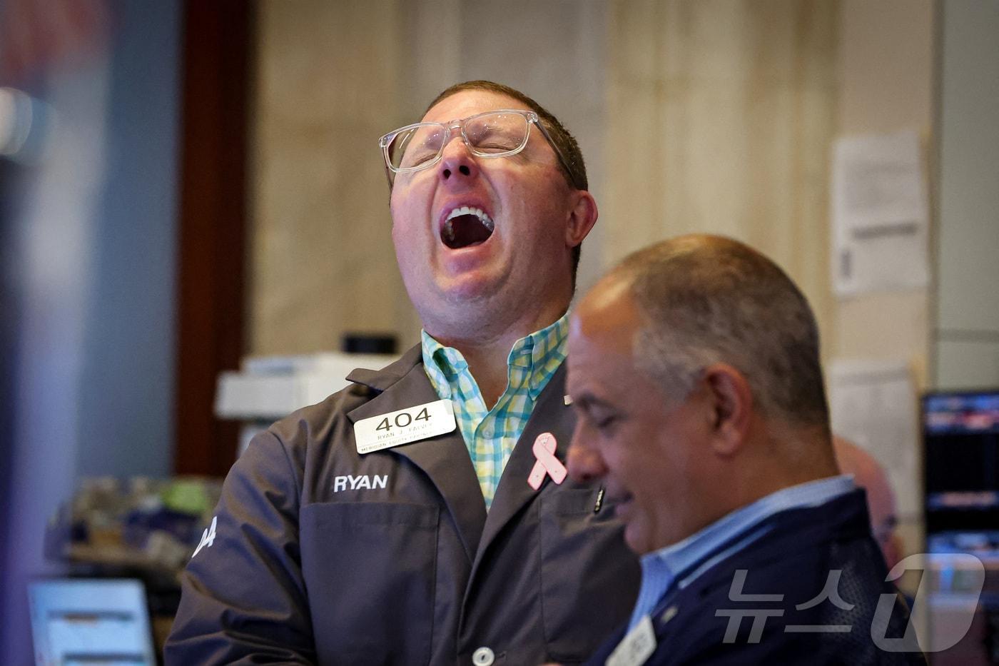 나스닥-S&P500  사상 최고치 경신에 포효하고 있는 미증시 트레이더. ⓒ 로이터=뉴스1