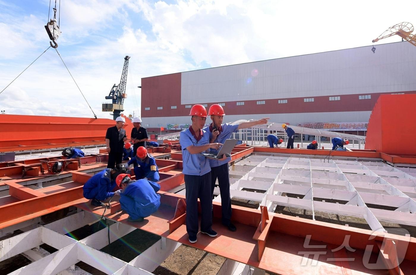 &#40;평양 노동신문=뉴스1&#41; = 북한 노동당 기관지 노동신문은 22일 &#34;믿음직한 대규모 함선 건조 기지인 남포조선소의 노동자·기술자·일꾼&#40;간부&#41;들이 오는 2026년 10월 10일까지 &#39;최현&#39;급 구축함 3호를 건조하기 위한 종업원 궐기 모임을 21일 진행했다&#34;라고 보도했다. [국내에서만 사용가능. 재배포 금지. DB 금지. For Use Only in the Republic of Korea. Redistribution Prohibited] rodongphoto@news1.kr