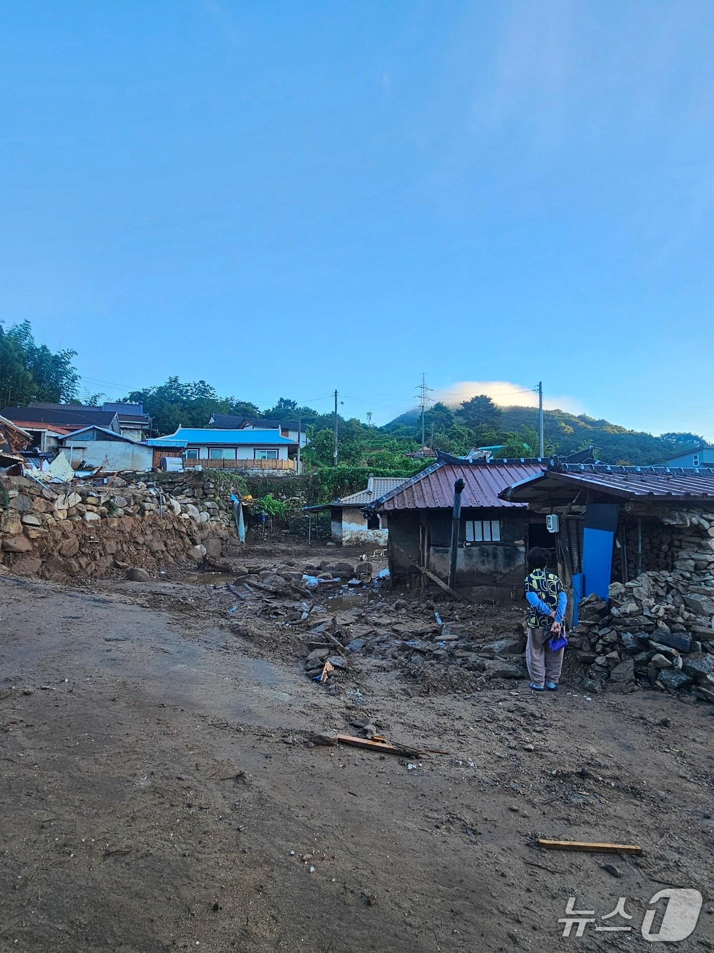 본문 이미지 - 22일 오전 경남 산청군 신등면 율현마을에서 실종자 가족이 산사태 현장을 둘러보고 있다.2025.07.22/뉴스1 한송학기자