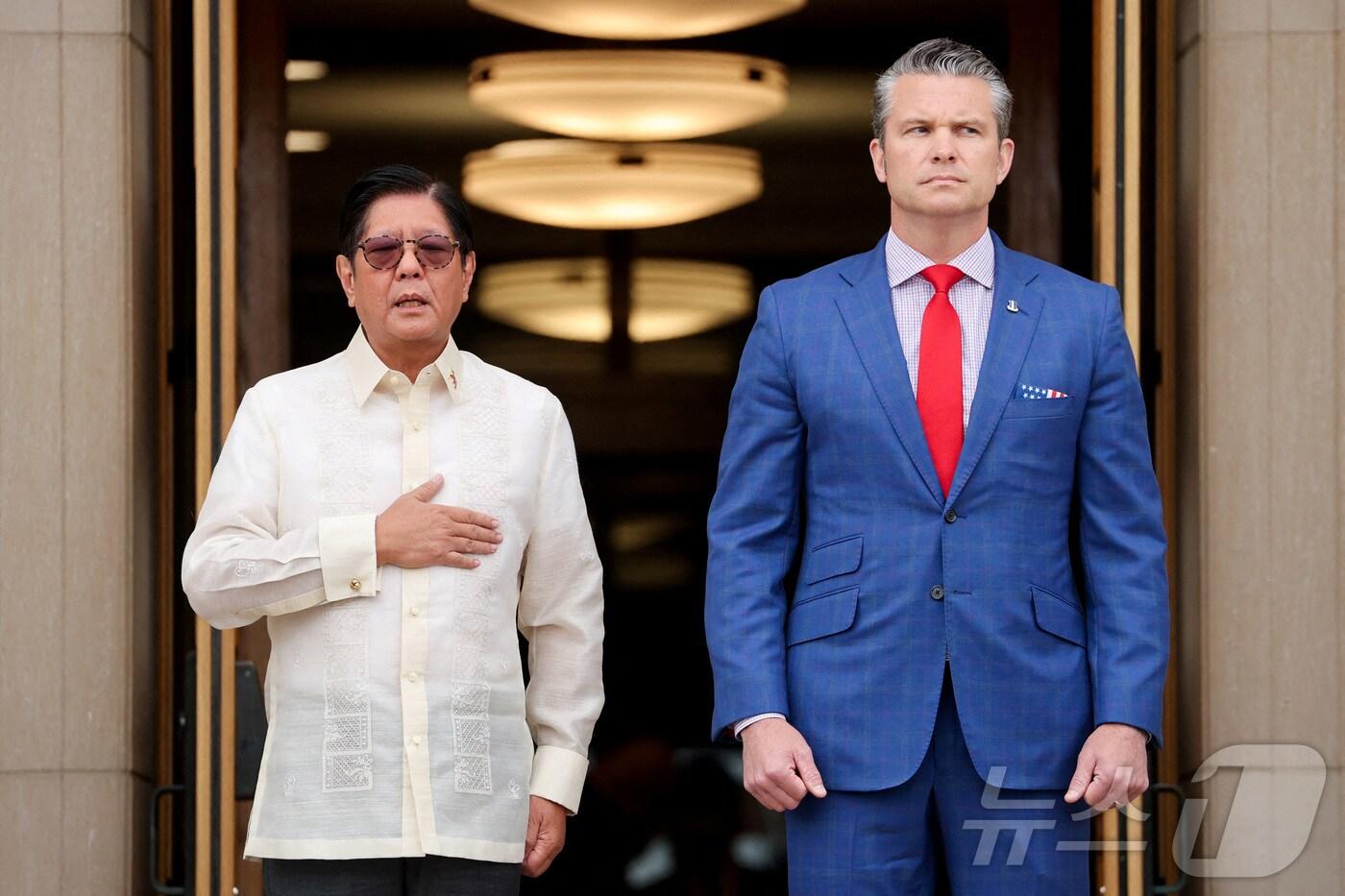 피트 헤그세스 미국 국방장관이 21일&#40;현지시간&#41; 워싱턴DC 인근 버지니아주 알링턴 소재 국방부 청사에서 환영 행사를 열고 페르디난드 마르코스 주니어 필리핀 대통령을 맞이하고 있다. 2025.07.21. ⓒ 로이터=뉴스1 ⓒ News1 류정민 특파원