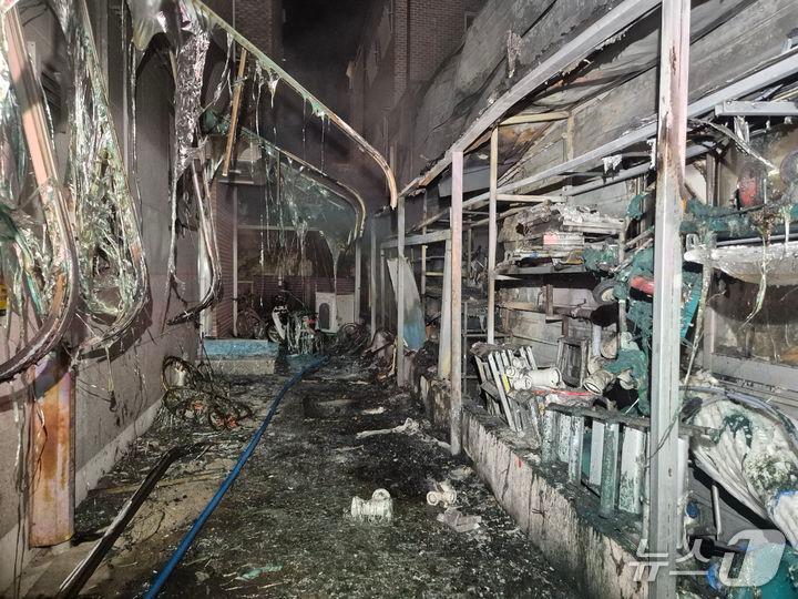 본문 이미지 -  천안 불당동 자전거 판매점 화재 현장. (천안서북소방서 제공, 재판매 및 DB금지) / 뉴스1