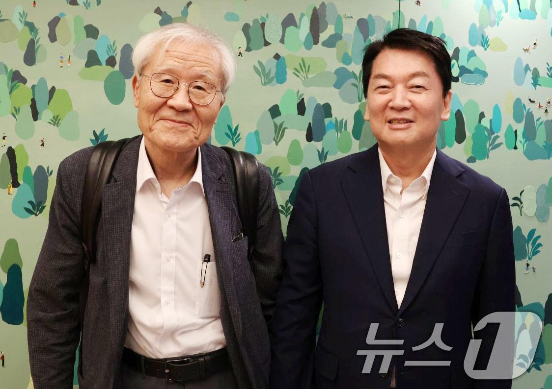 본문 이미지 - 안철수 국민의힘 의원과 보수 논객 조갑제 조갑제닷컴 대표가 지난 21일 보수 개혁 방안 등을 논의하기 위해 서울 종로구에서 만나 기념촬영을 하고 있다. ( 안철수 의원실 제공)