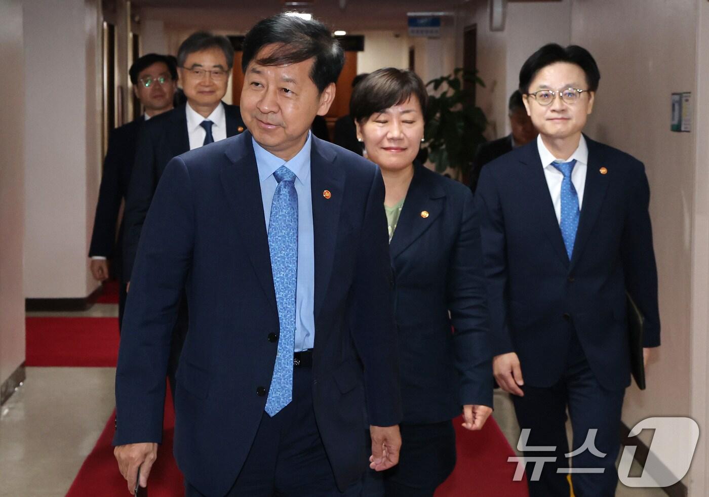 구윤철 경제부총리 겸 기획재정부 장관, 조현 외교부 장관, 송미령 농림축산식품부 장관, 김정관 산업통상자원부 장관 등이 22일 오전 서울 종로구 정부서울청사에서 미국 통상 협상을 앞두고 열린 대외경제장관회의에 참석하고 있다. 2025.7.22/뉴스1 ⓒ News1 임세영 기자