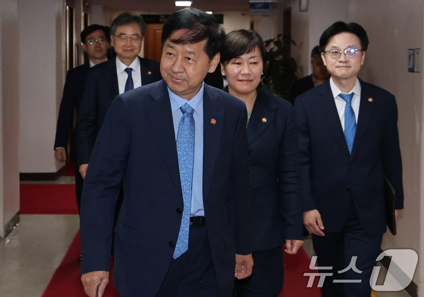 구윤철 경제부총리 겸 기획재정부 장관, 조현 외교부 장관, 송미령 농림축산식품부 장관, 김정관 산업통상자원부 장관 등이 22일 오전 서울 종로구 정부서울청사에서 미국 통상 협상을 앞두고 열린 대외경제장관회의에 참석하고 있다. 2025.7.22/뉴스1 ⓒ News1 임세영 기자