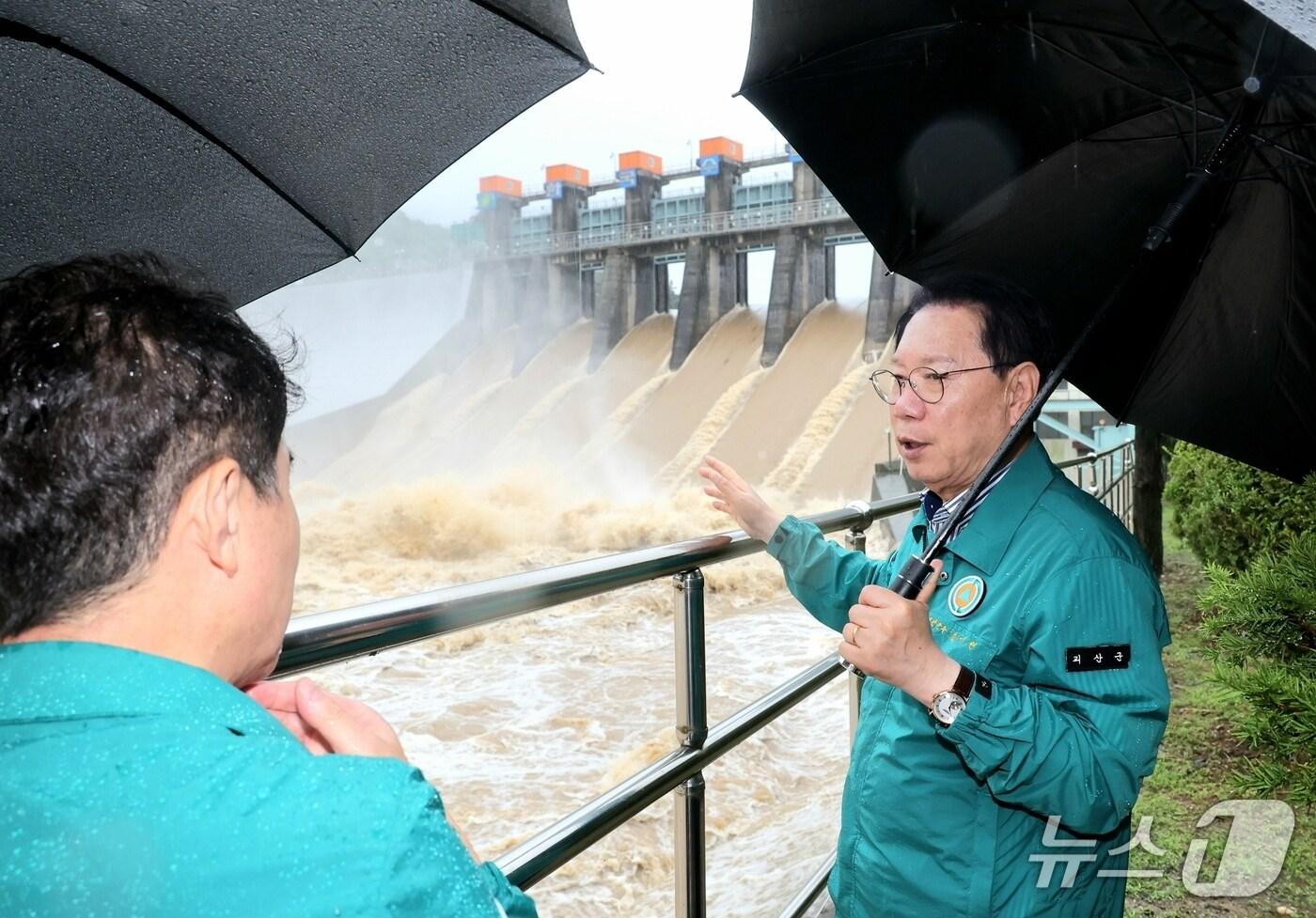 송인헌 괴산군수가 지난 16일부터 이어진 집중호우 때 괴산댐 방류 상황을 살피고 있다.(괴산군 제공, 재판매 및 DB금지)/뉴스1