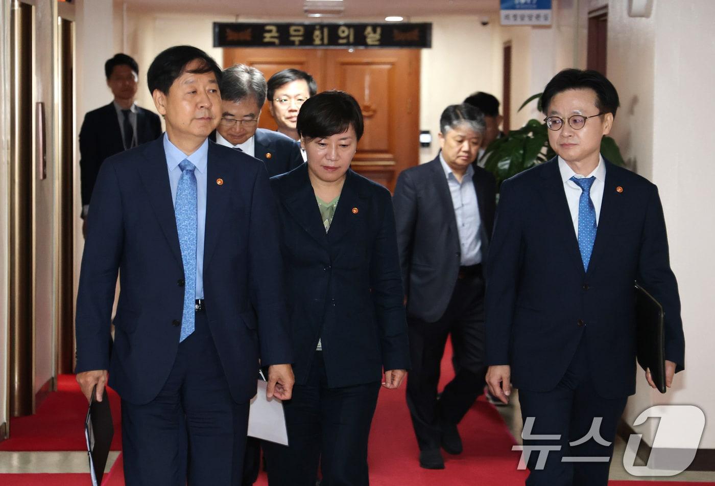 구윤철 경제부총리 겸 기획재정부 장관(왼쪽부터), 조현 외교부 장관, 송미령 농림축산식품부 장관, 김정관 산업통상자원부 장관 등이 22일 오전 서울 종로구 정부서울청사에서 미국 통상 협상을 앞두고 열린 대외경제장관회의에 참석하고 있다. 2025.7.22/뉴스1 ⓒ News1 임세영 기자