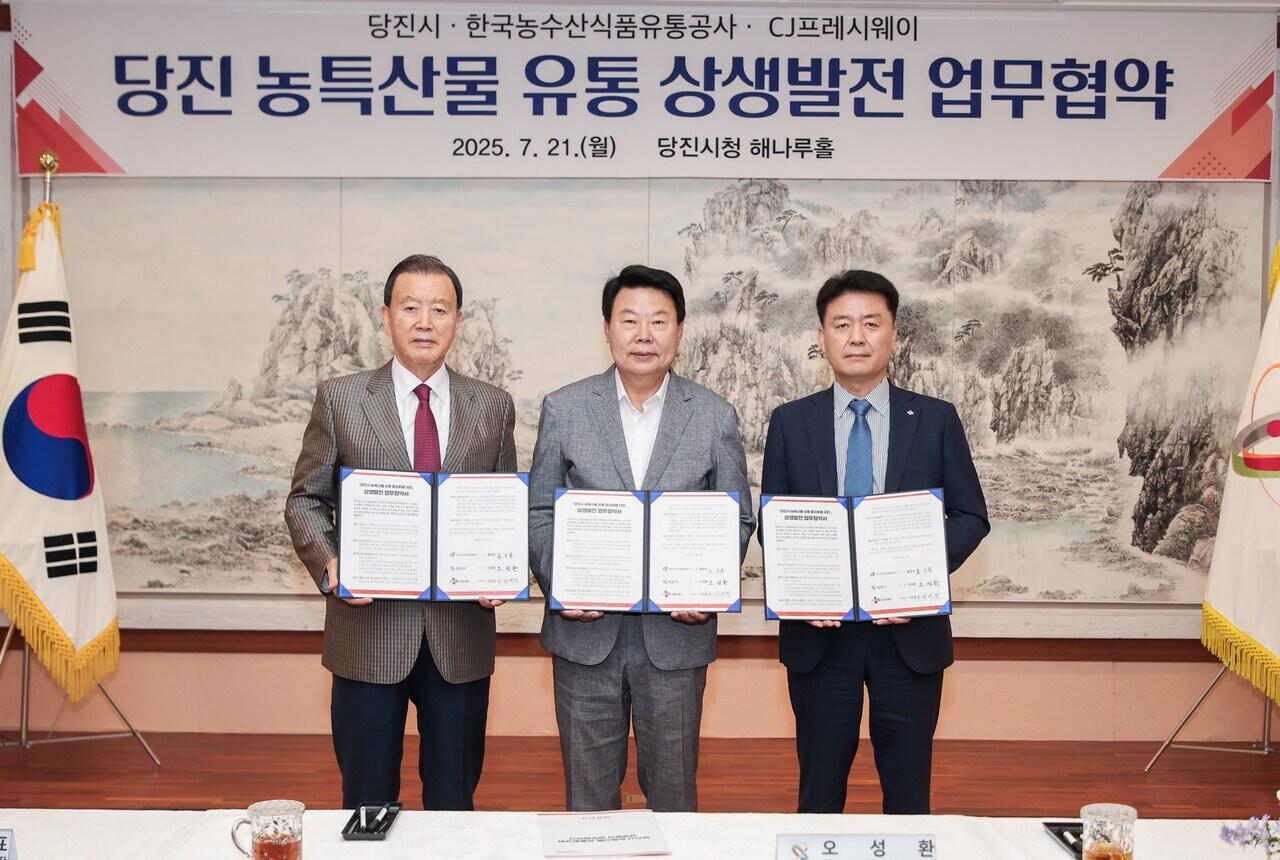 본문 이미지 - 지난 21일 열린 '당진시·한국농수산식품유통공사·CJ프레시웨이 당진 농특산물 유통 상생발전 업무협약식'에서 (우측부터)강연중 CJ프레시웨이 급식사업본부장, 오성환 당진시장, 홍문표 aT 사장이 기념사진을 촬영하고 있다.(CJ프레시웨이 제공)