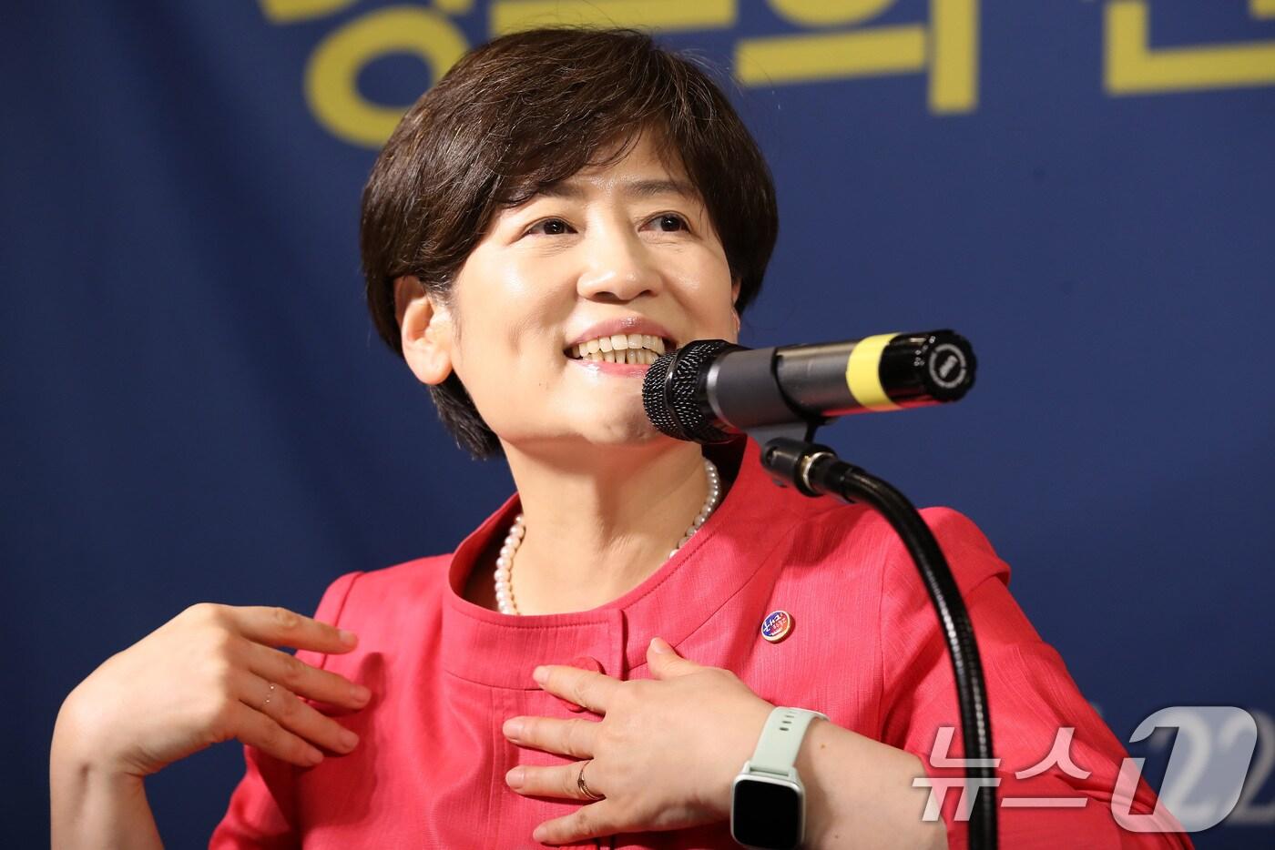 강은희 대구시교육감&#40;전국시도교육감협의회장&#41;이 22일 오전 대구 남구 이천동 대구아트파크에서 열린 아시아포럼21 초청토론회에 참석해 언론인 질문에 답하고 있다. 2025.7.22/뉴스1 ⓒ News1 공정식 기자