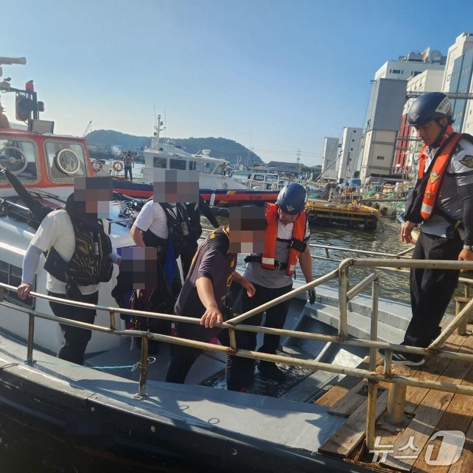 본문 이미지 - 낚시 중 갯바위에 빠진 30대 남성이 구조된 뒤 어선에서 내리고 있다.(부산해경 제공. 재판매 및 DB 금지)
