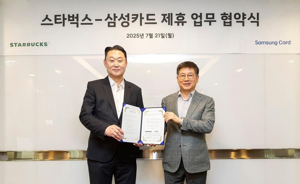 본문 이미지 - 스타벅스와 삼성카드가 카드 제휴 업무협약 체결 후 (왼쪽부터)손정현 스타벅스 코리아 대표이사, 김이태 삼성카드 사장이 기념 촬영을 하는 모습.(스타벅스 코리아 제공)