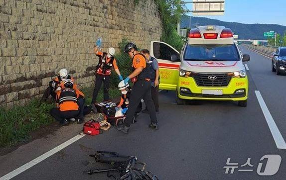 본문 이미지 - 21일 오후 5시 52분쯤 경북 영천시 북안면 반정리 한 국도에서 주행하던 5톤 화물차가 자전거를 들이받아 자전거 운전자를 구조하고 있다.(경북소방본부 제공. 재판매 및 DB 금지)2025.7.22/뉴스1