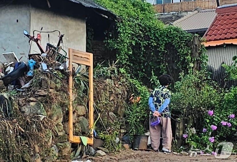 본문 이미지 - 산청 신등면 율현리 산사태로 실종된 남편을 찾고 있는 전인호씨. 2025.7.22/뉴스1 한송학기자