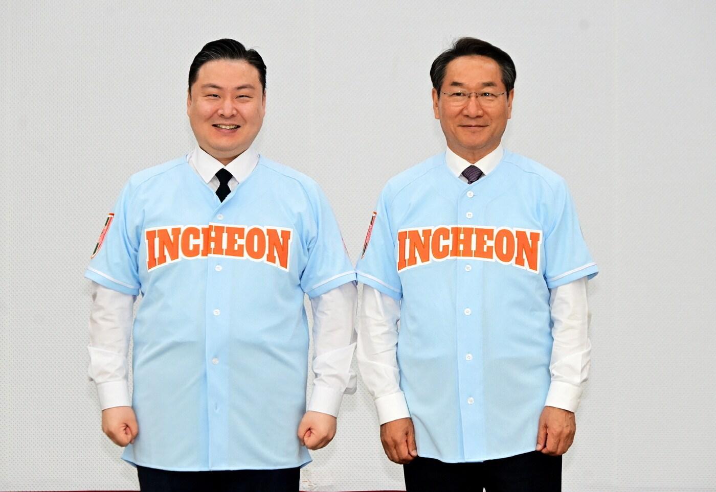 형지엘리트 워크웨어 브랜드 윌비워크웨어가 APEC 인천회의에서 활동할 자원봉사자를 위해 유니폼을 기부했다. 사진은 지난 21일 자원봉사자 발대식 현장에서 최준호 형지엘리트 대표이사(왼쪽)와 유정복 인천시장이 유니폼을 착용한 모습.(형지엘리트제공)