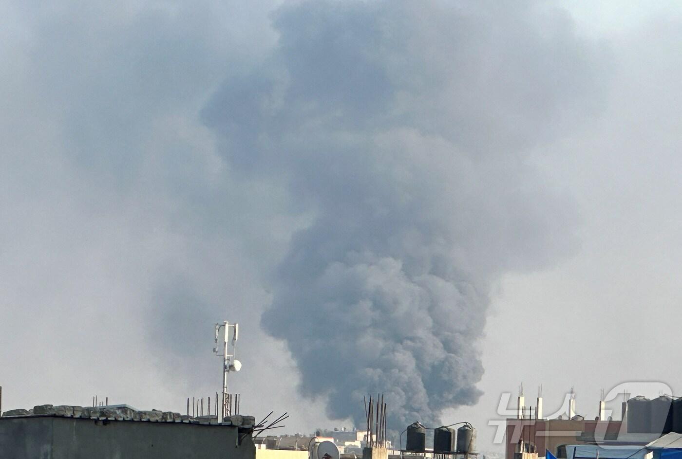 21일(현지시간) 이스라엘군의 공격을 받은 가자지구 중부 데이르 알발라에서 연기가 피어오르고 있다. 2025.07.21. ⓒ 로이터=뉴스1 ⓒ News1 윤다정 기자