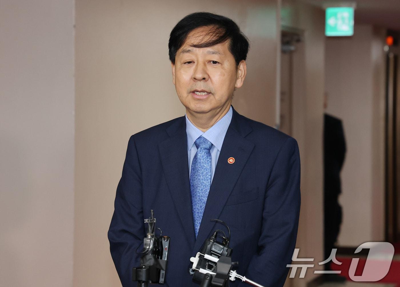 본문 이미지 - 구윤철 경제부총리 겸 기획재정부 장관이 22일 오전 서울 종로구 정부서울청사에서 미국 통상 협상을 앞두고 열린 비공개 대외경제장관회의를 마치고 취재진의 질문에 답하고 있다. 2025.7.22/뉴스1 ⓒ News1 임세영 기자