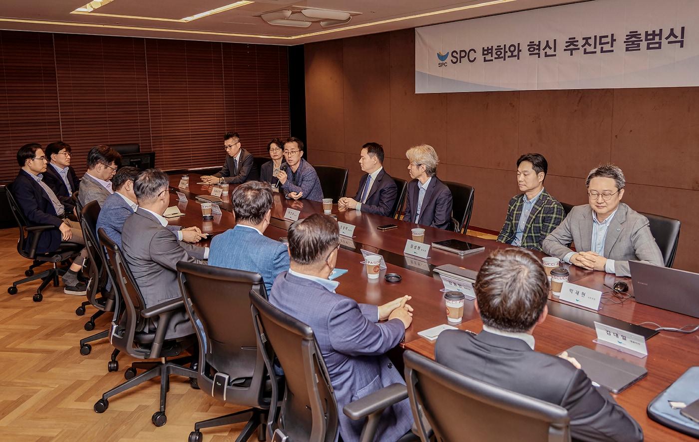  서울 양재동 SPC그룹 본사에서 21일 열린 '변화와 혁신 추진단' 출범식에서 송영수 파리크라상 노조위원장이 발언하고 있다. 뒷줄 가운데가 허진수 변화와 혁신 추진단 의장.(SPC그룹 제공)