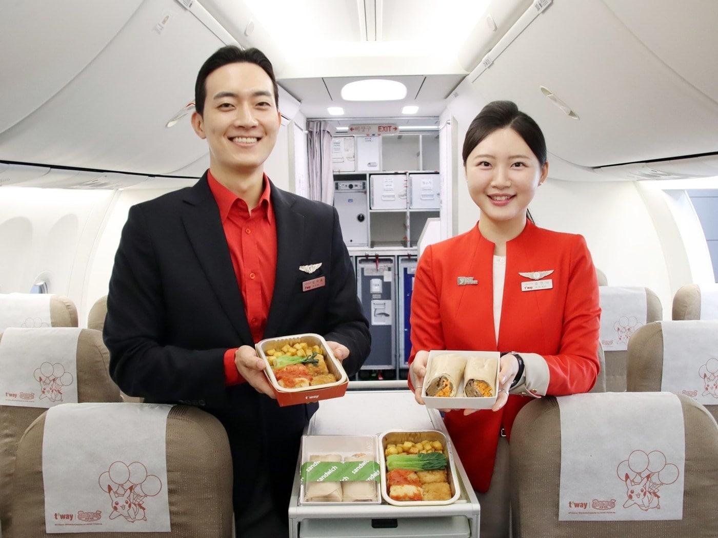 본문 이미지 - 티웨이항공이 22일 출시한 신규 채식 기내식인 양배추롤과 토마토 쿨리소스(왼쪽), 당근 라페 랩을 운항 승무원들이 들고 있는 모습<자료사진>(티웨이항공 제공).