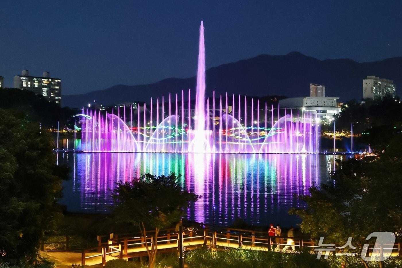 충주 호암지 음악분수.(충주시 제공. 재판매 및 DB금지)/뉴스1 