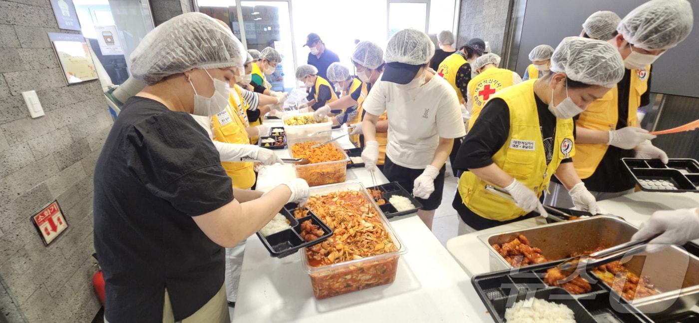 더본코리아가 극한호우 피해를 입은 충남 예산의 피해 주민과 복구 인력을 위해 도시락을 마련하고 있다. &#40;예산군 제공, 재판매 및 DB금지&#41; / 뉴스1