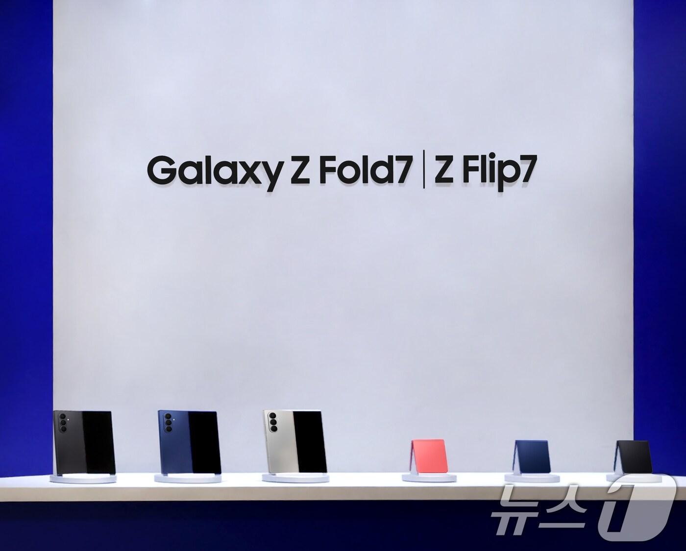 본문 이미지 - &#39;갤럭시 스튜디오&#39;에 전시된 &#39;갤럭시 Z 폴드7·플립7&#39; 모습. &#40;삼성전자 제공. 재판매 및 DB 금지&#41; 2025.7.22/뉴스1 ⓒ News1 이연주 기자