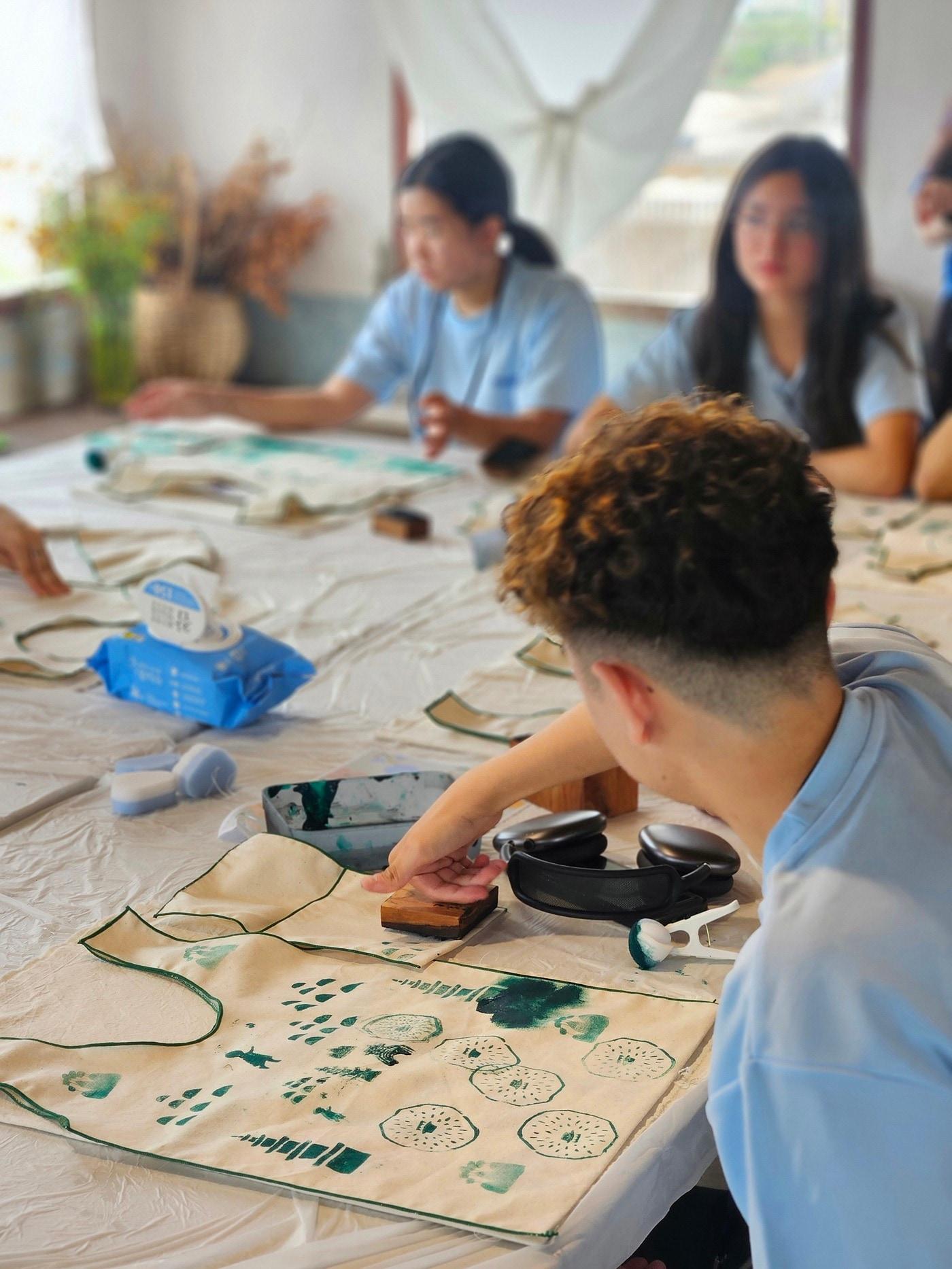 본문 이미지 - 차세대 동포들이 123사비공예마을 내 한 공방에서 에코백을 만들고 있다.(부여군 제공. 재판매 및 DB금지)/뉴스1 
