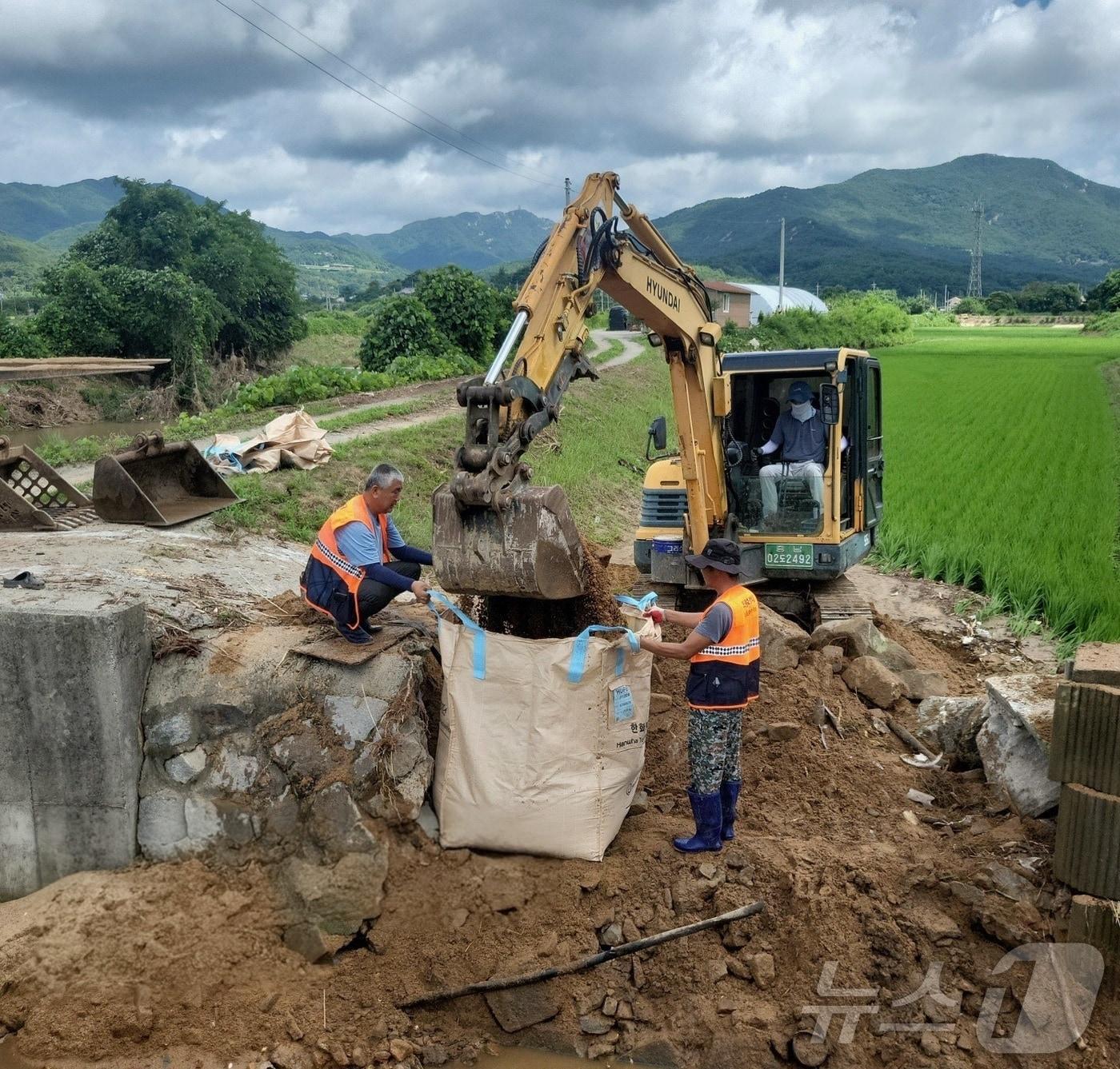 본문 이미지 - 지난해 집중호우로 큰 피해를 본 충남 예산군의 수해복구 현장.(뉴스1DB)/뉴스1