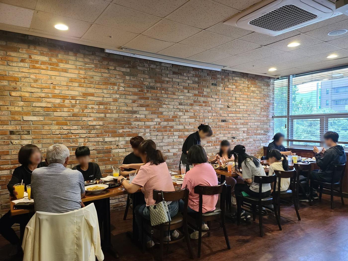 본문 이미지 - 지난 5월, 다이닝브랜즈그룹이 영케어러와 함께 진행한 '아름다운 식탁' 프로그램 현장(다이닝브랜즈그룹 제공)