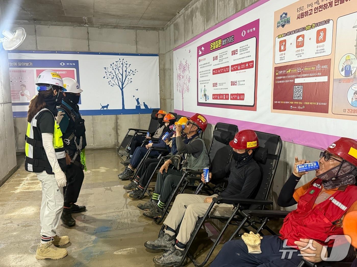 본문 이미지 - 무더위시간대 온열질환 증상 확인 및 면담중인 BS한양 보건관리자와 근로자.(BS한양 제공)