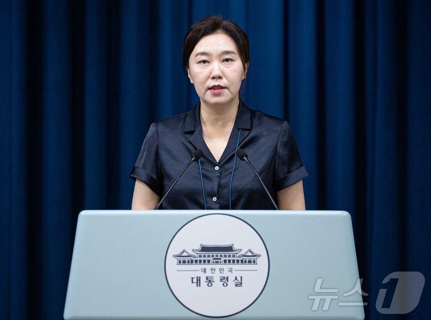 본문 이미지 - 강유정 대통령실 대변인이 22일 서울 용산 대통령실 청사에서 강준욱 국민통합비서관 자진사퇴 관련 브리핑을 하고 있다. 2025.7.22/뉴스1 ⓒ News1 이재명 기자