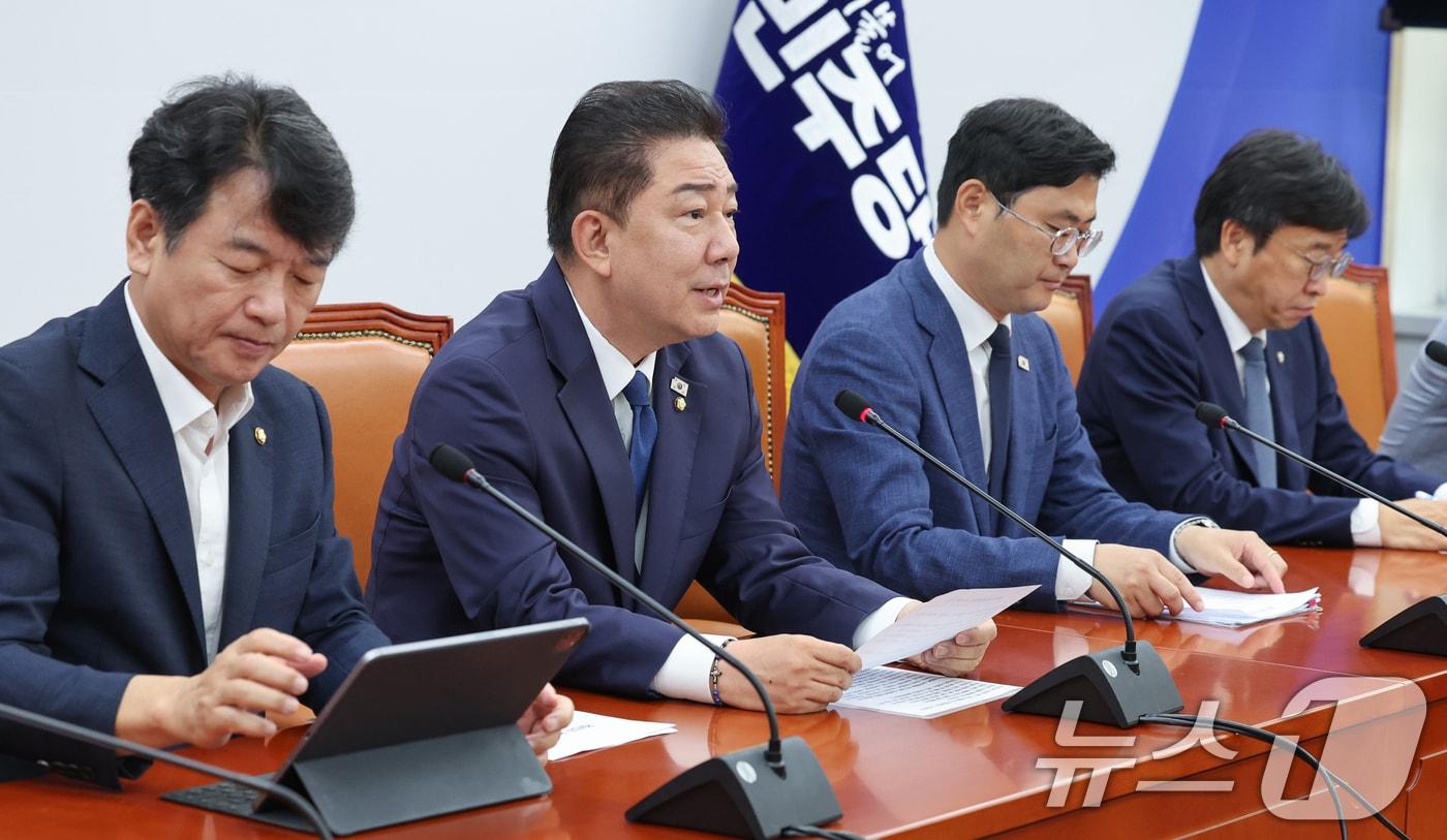 김병기 더불어민주당 대표 직무대행 겸 원내대표가 22일 오전 서울 여의도 국회에서 열린 원내대책회의에 참석해 모두 발언을 하고 있다. 2025.7.22/뉴스1 ⓒ News1 안은나 기자