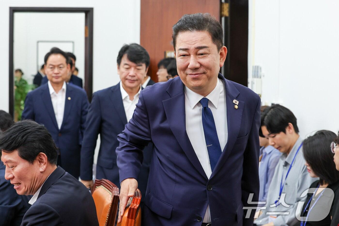 김병기 더불어민주당 대표 직무대행 겸 원내대표&#40;오른쪽부터&#41;, 문진석 원내수석, 허영 원내정책수석이 22일 오전 서울 여의도 국회에서 열린 원내대책회의에 입장하고 있다. 2025.7.22/뉴스1 ⓒ News1 안은나 기자