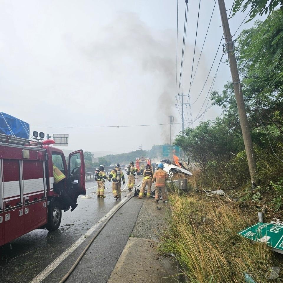 본문 이미지 - 21일 오후 5시 28분쯤 전남 강진군 도암면 한 도로를 달리던 전기차가 전신주를 들이받은 뒤 화재가 발생해 소방당국이 진화 작업을 벌이고 있다.(강진소방서 제공. 재판매 및 DB 금지)