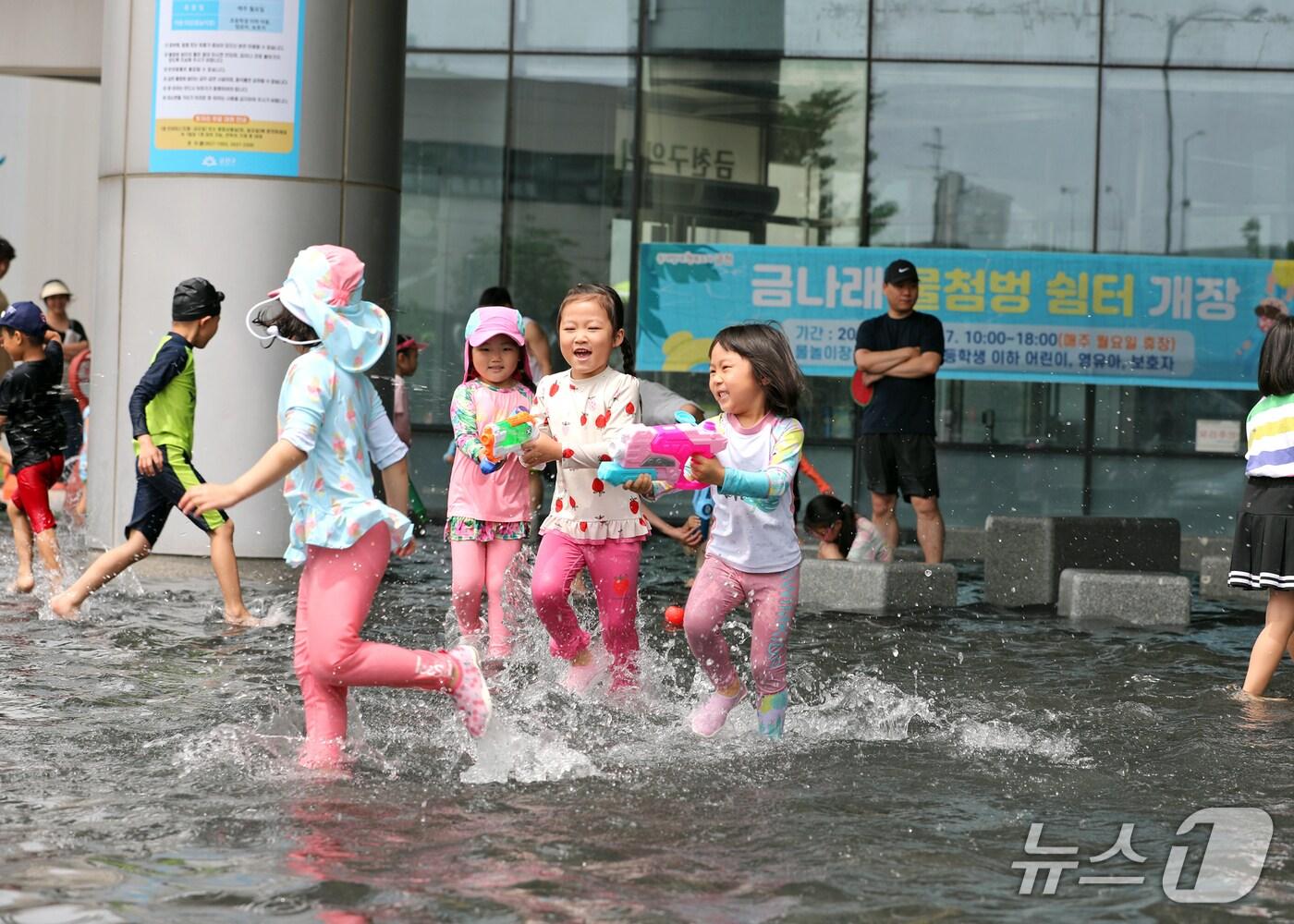 본문 이미지 - 금천구청사 물놀이시설 금나래물첨벙쉼터.&#40;금천구 제공&#41;