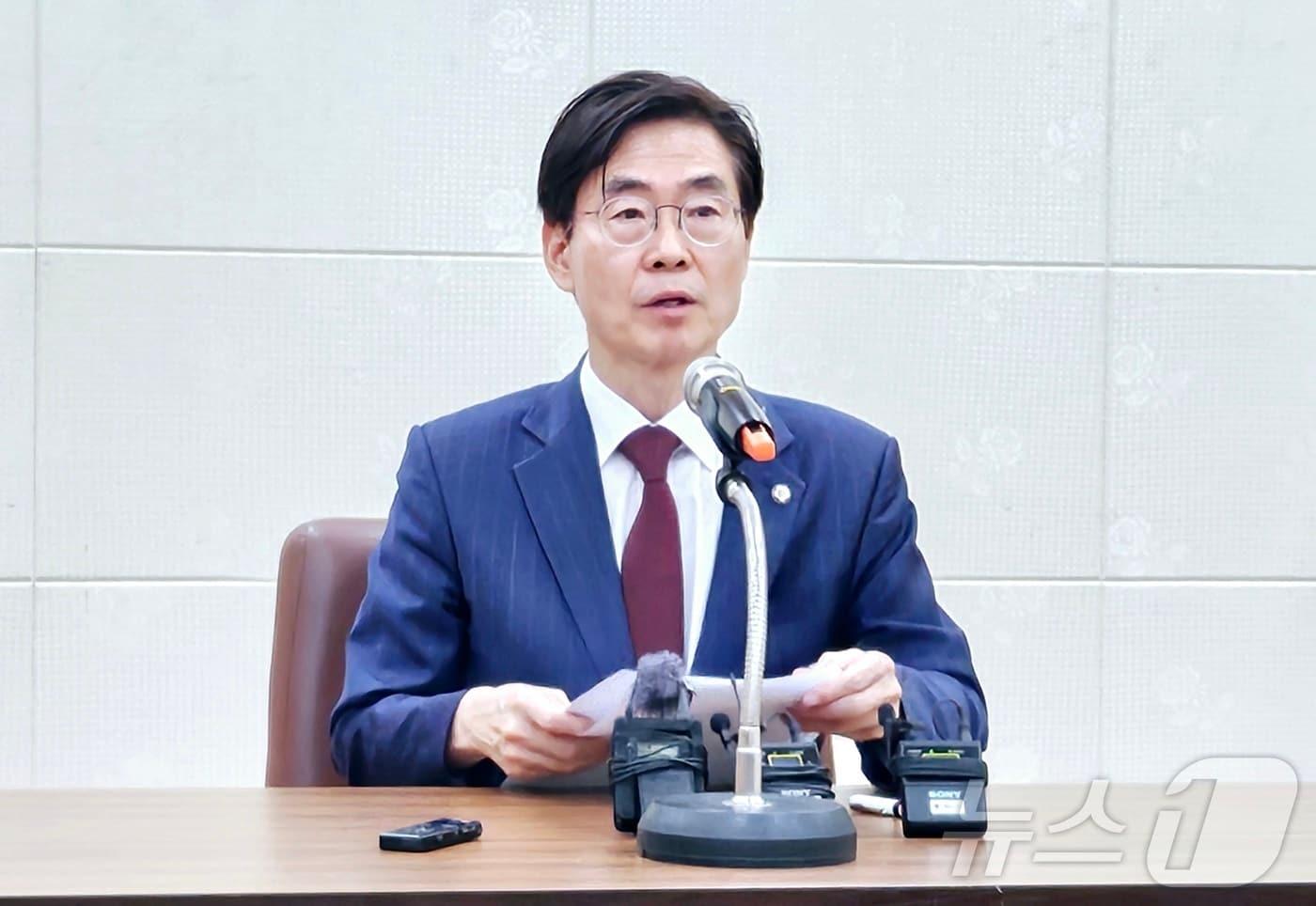 8·22 국민의힘 전당대회 당 대표 출마를 선언한 조경태 의원&#40;부산 사하구을&#41;이 22일 대구시의회 회의실에서 기자회견을 열고 취재진 질문에 답변하고 있다. 2025.7.22/뉴스1 ⓒ News1 남승렬 기자