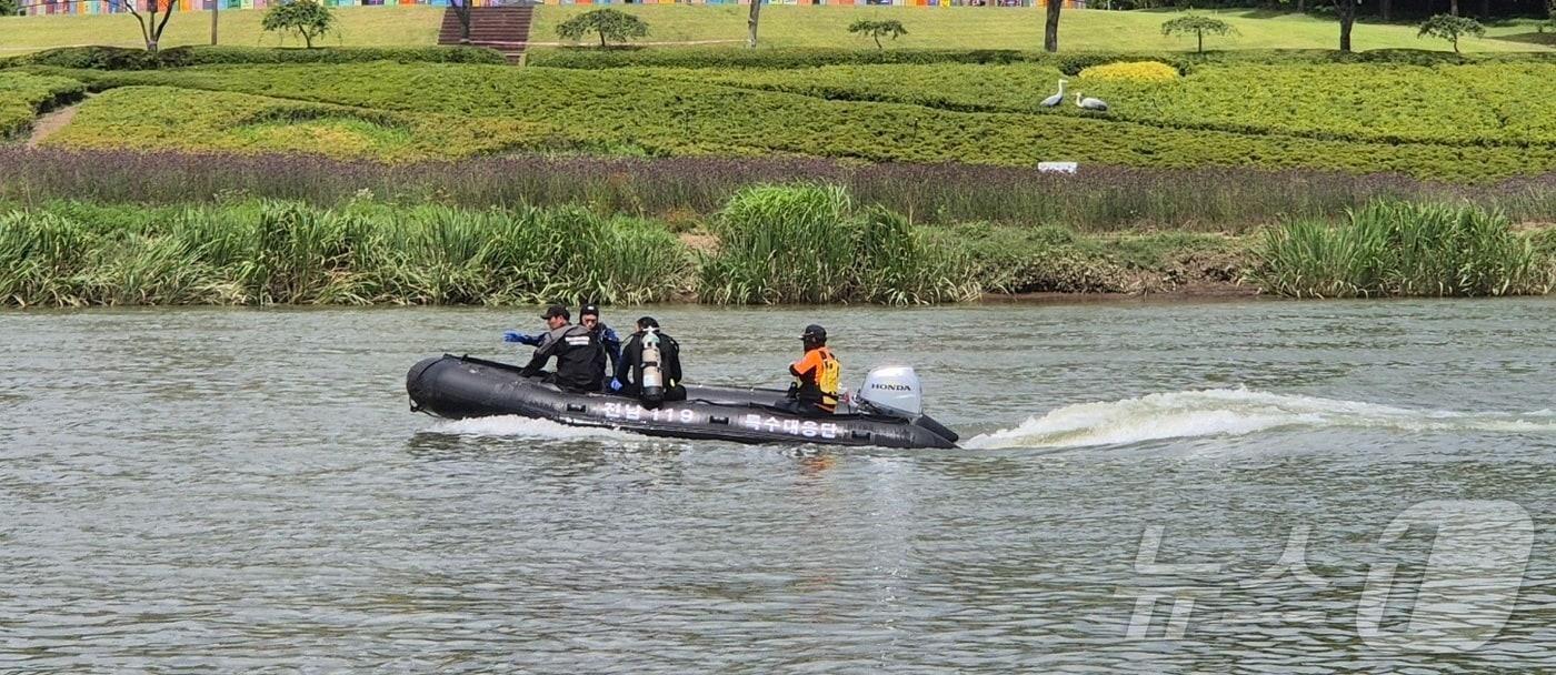 22일 오전 전남 순천시 동천 일대에서 급류에 휩쓸린 70대 실종자를 찾기 위한 수색 작업이 이뤄지고 있다.&#40;순천시 제공. 재판매 및 DB 금지&#41;