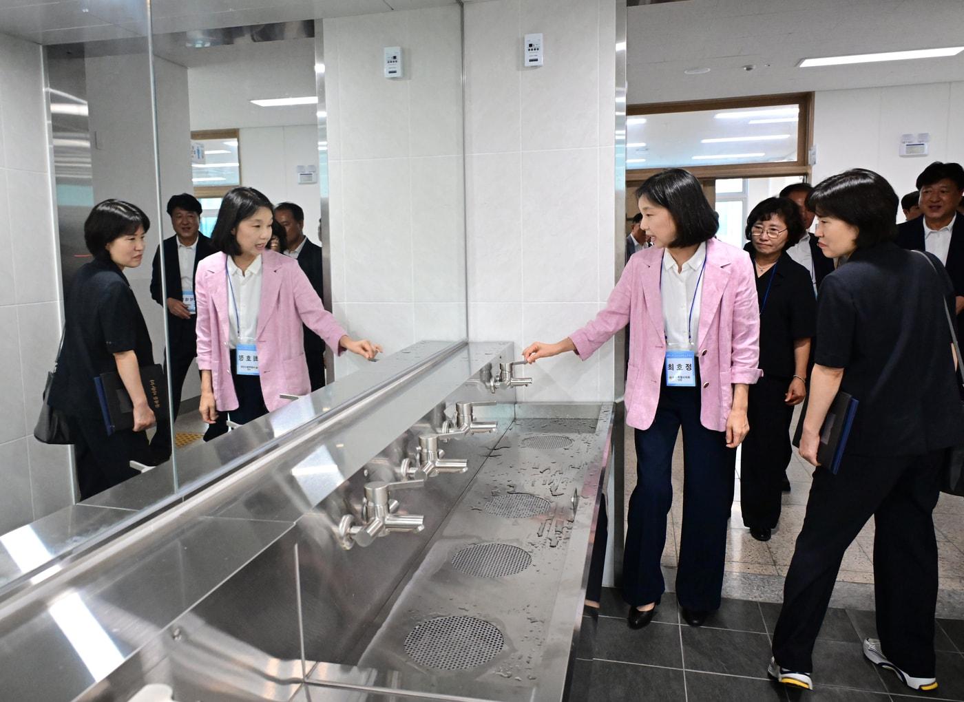 본문 이미지 - 최호정 서울시의장이 새단장한 청량중학교를 둘러보고 있다. (서울시의회 제공)