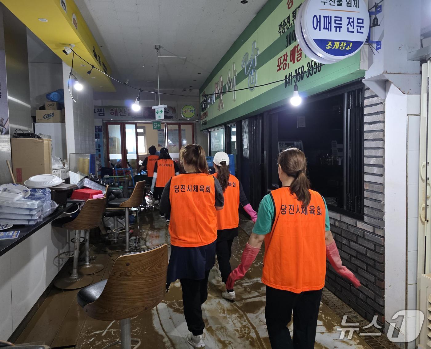 본문 이미지 - 당진시체육회 당진 어시장 수해복구 봉사활동 모습(당진시 제공. 재판매 및 DB금지)2025.7.22/뉴스1