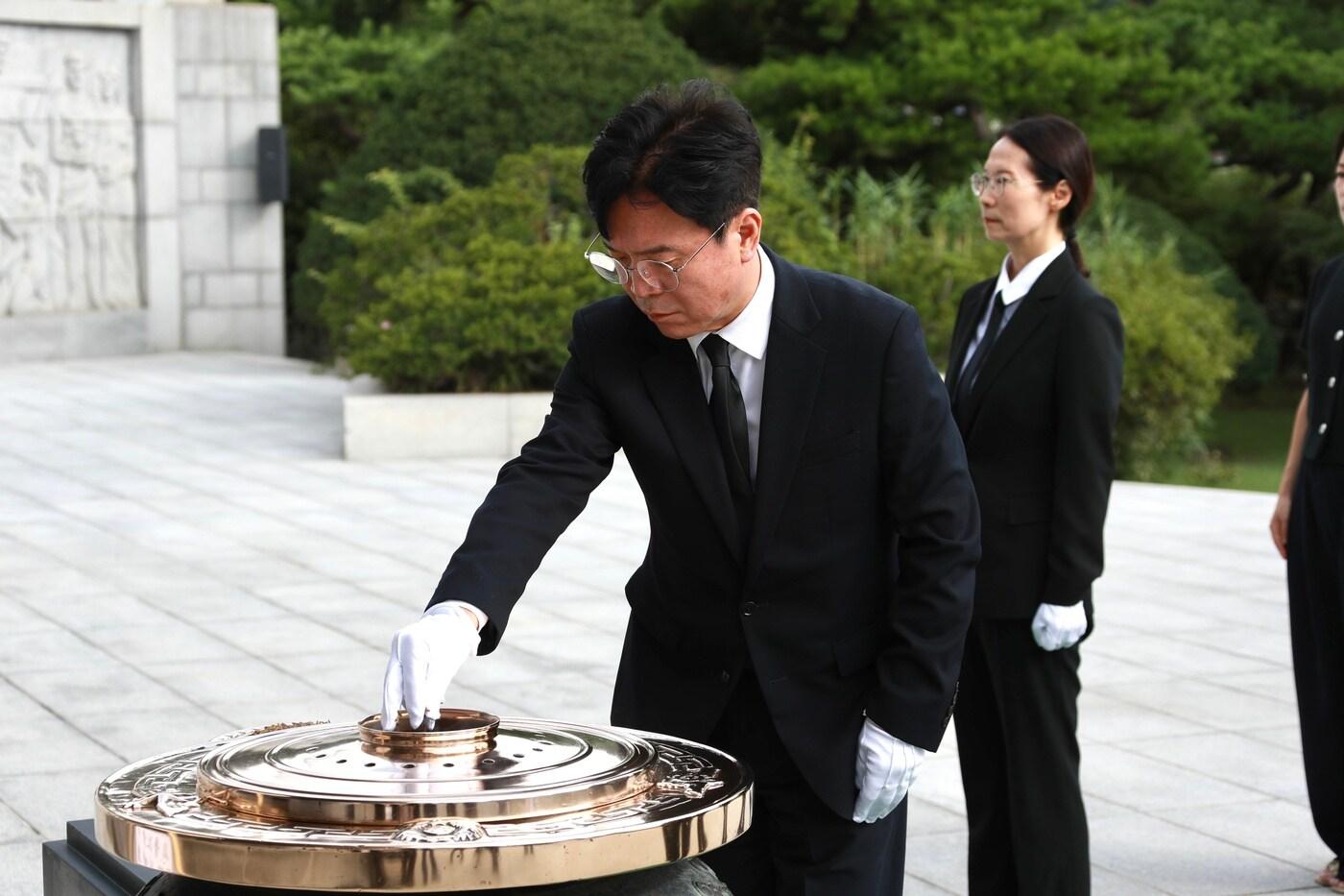김영훈 고용노동부 장관이 22일 취임 후 첫 일정으로 서울 동작동 국립서울현충원을 참배하며 공식 업무를 시작했다.(사진제공=고용노동부)