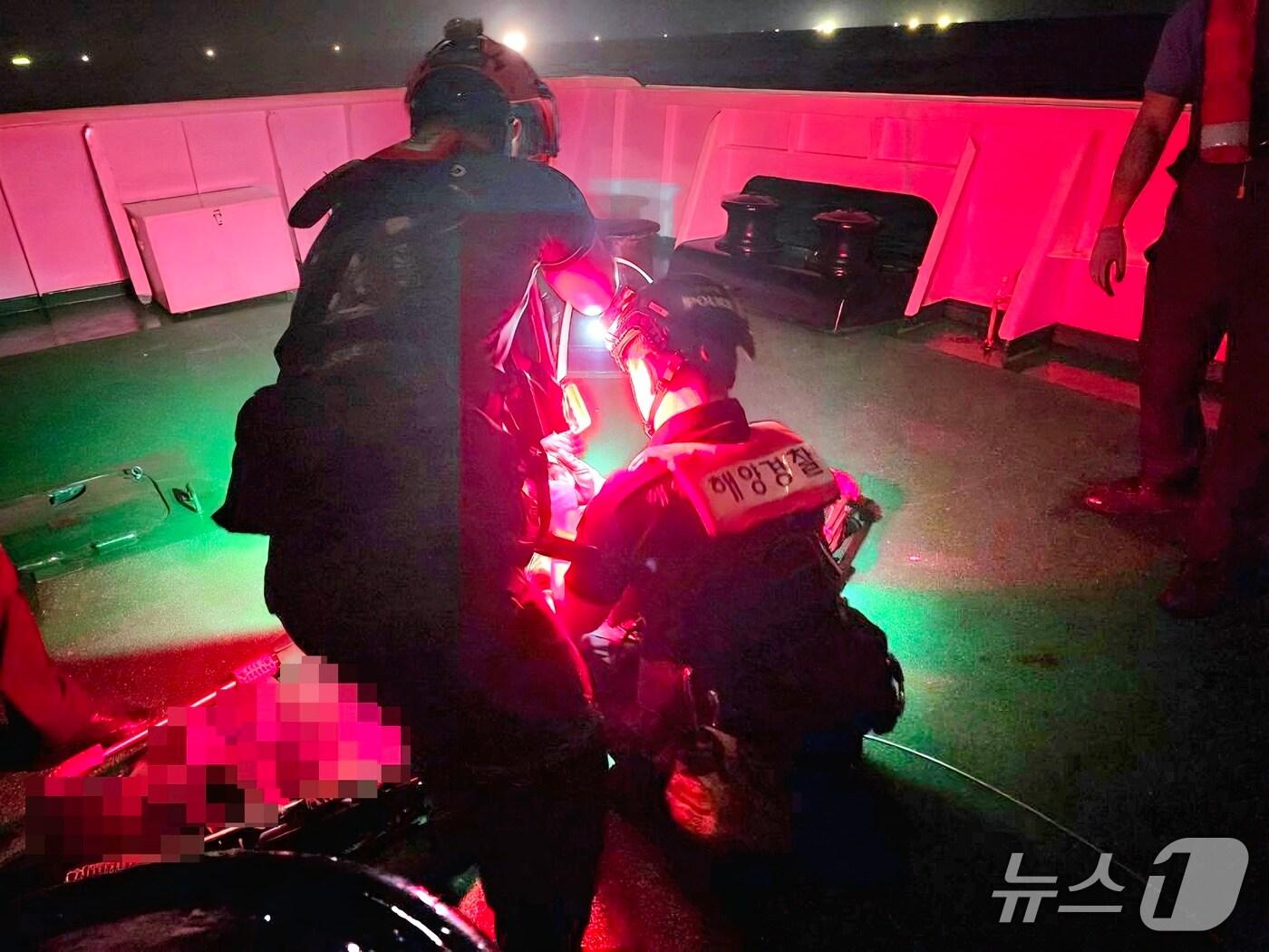 본문 이미지 - 21일 통영 홍도 인근 해상에서 해경이 부상자에게 긴급조치를 실시하고 있다.(통영해경 제공. 재판매 및 DB금지)