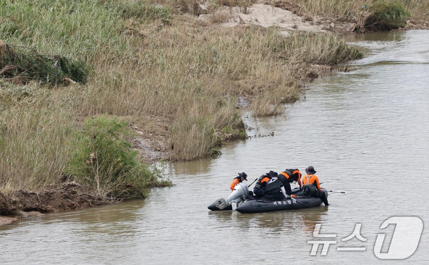 폭우로 80대가 실종된지 6일째되는 22일 광주 서구 서창동 극락교 일대에서 소방인력 200여명이 수색작업을 하고있다 2025.7.22/뉴스1 ⓒ News1 김태성 기자