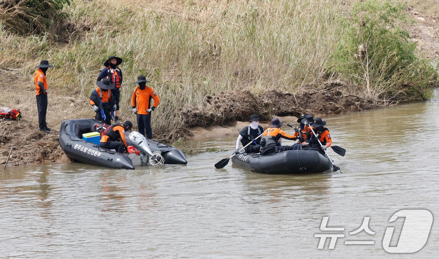 폭우로 80대가 실종된지 6일째되는 22일 광주 서구 서창동 극락교 일대에서 소방인력 200여명이 수색작업을 하고있다. 2025.7.22/뉴스1 ⓒ News1 김태성 기자