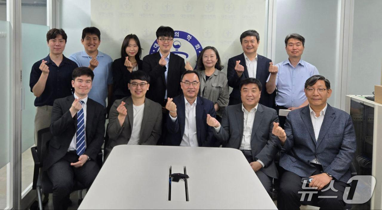 본문 이미지 - 대한의학회와 대한전공의협의회&#40;대전협&#41; 비상대책위원회는 전날&#40;21일&#41; 간담회를 열어 의료계가 직면한 수련 단절과 신규 전문의 급감, 지도전문의 사직 등 현장 혼란과 위기 상황에 대해 논의했다고 22일 밝혔다.&#40;대한전공의협의회 제공&#41;